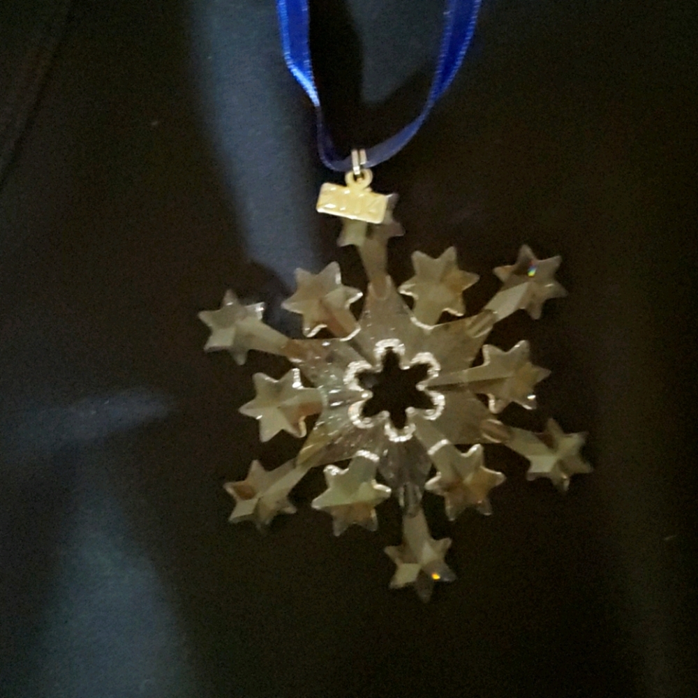 2004 swarovski dated snowfkake ornament